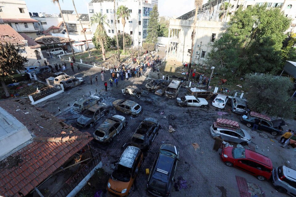 Vista de una zona del 
hospital Al-Ahli donde cientos 
de palestinos murieron en una 
explosión. (Fuente: NA)