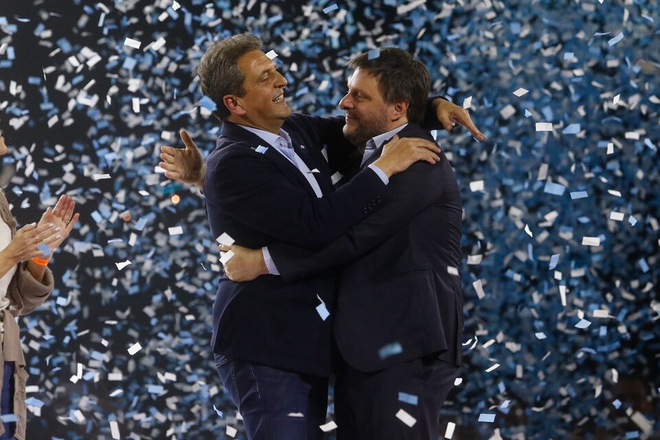 Sergio Massa y Leandro Santoro, en el cierre de la campaña porteña de Unión por la Patria. (Fuente: Leandro Teysseire)