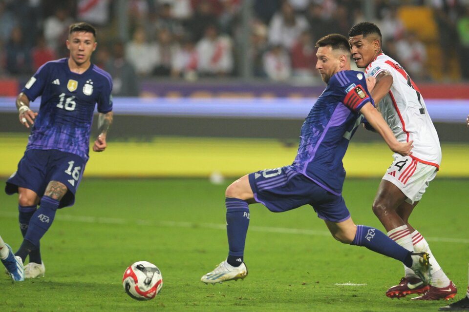 Gol anulado a Messi contra Perú: dieron a conocer los audios del VAR de la polémica jugada (Fuente: AFP)