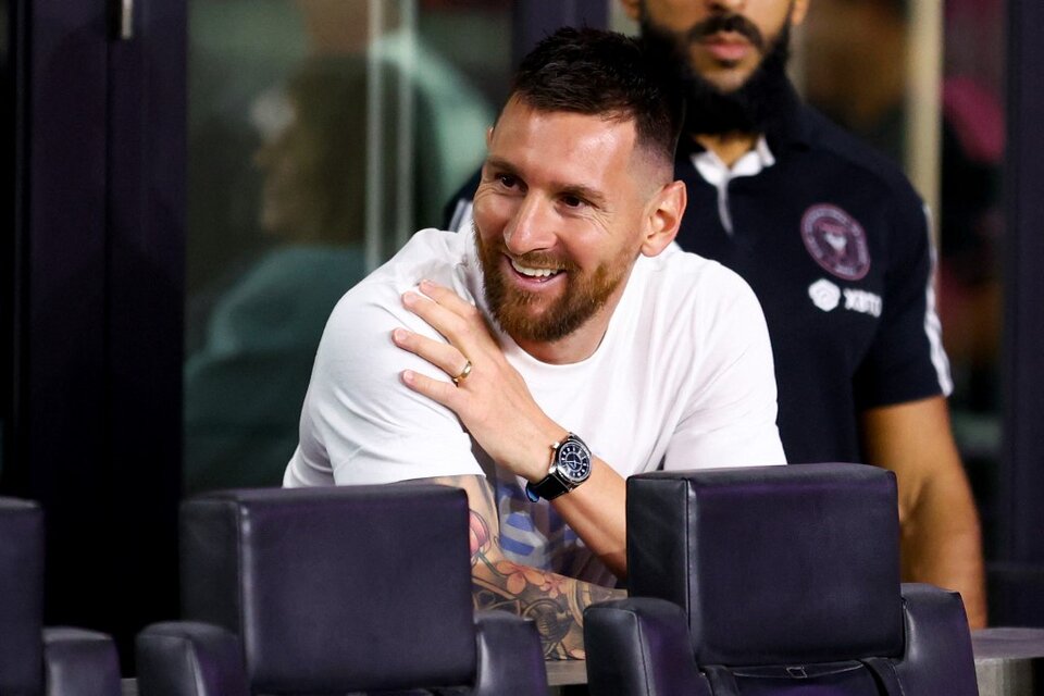 Messi concurrió a alentar a sus compañeros y se sentó cerca del banco de los relevos del local (Fuente: AFP)
