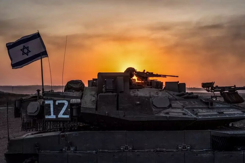 Un soldado israelí sobre un tanque cerca de la frontera entre Gaza e Israel, en la ciudad de Sderot, a 12 de octubre de 2023. (Fuente: DPA)