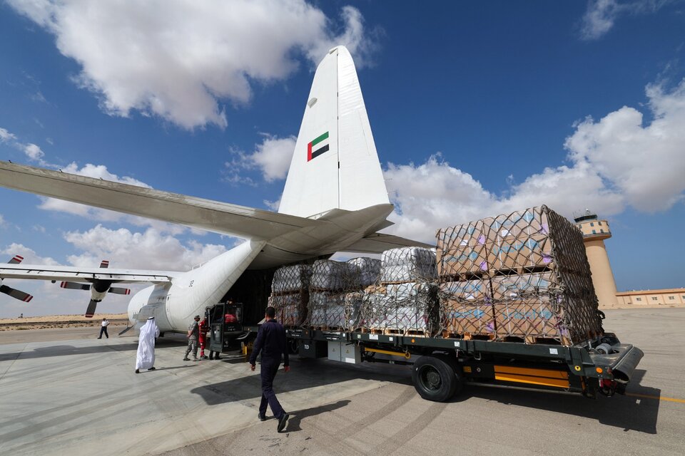 Descargan en Egipto un cargamento de ayuda para Gaza de Emiratos Arabes Unidos. (Fuente: AFP)