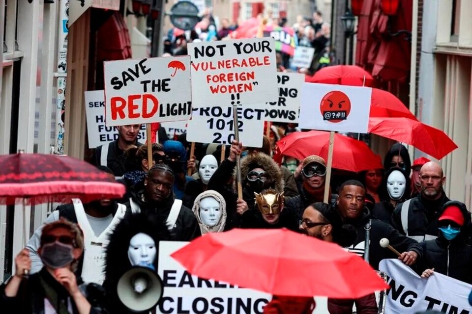 Ámsterdam: trabajadores sexuales y vecines marcharon contra el desplazamiento del Barrio Rojo (Fuente: AFP)