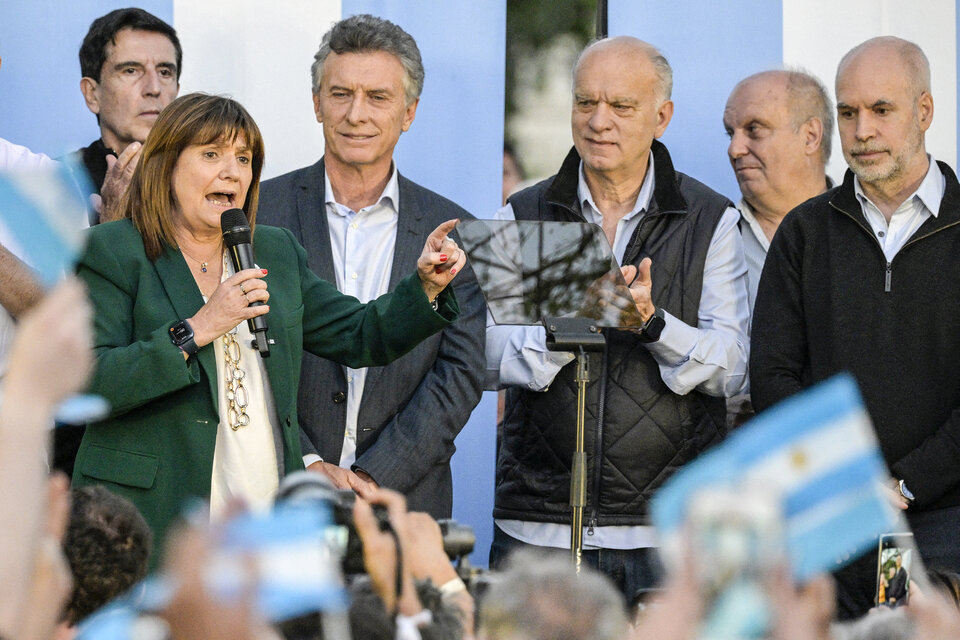 Patricia Bullrich estuvo acompañada por Mauricio Macri, Néstor Grindetti y Horacio Rodríguez Larreta. También estuvieron Carlos Melconian y Hernán Lombardi, entre otros. (Fuente: AFP)