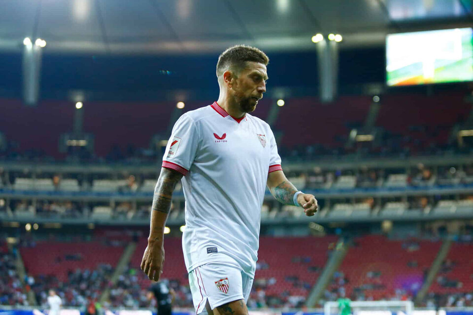 El Papu Gómez con la camiseta del Sevilla, donde dio positivo (Fuente: AFP)