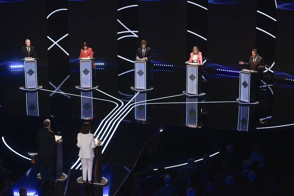 Los cinco candidatos a presidente en pleno debate.
