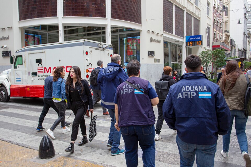 Los operativos en la City calmaron el dólar y descubrieron negocios con divisas (Fuente: Bernardino Avila)