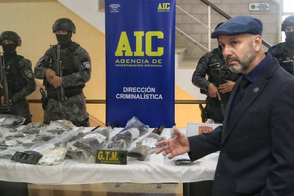 El ministro Brilloni mostrandos las armas.