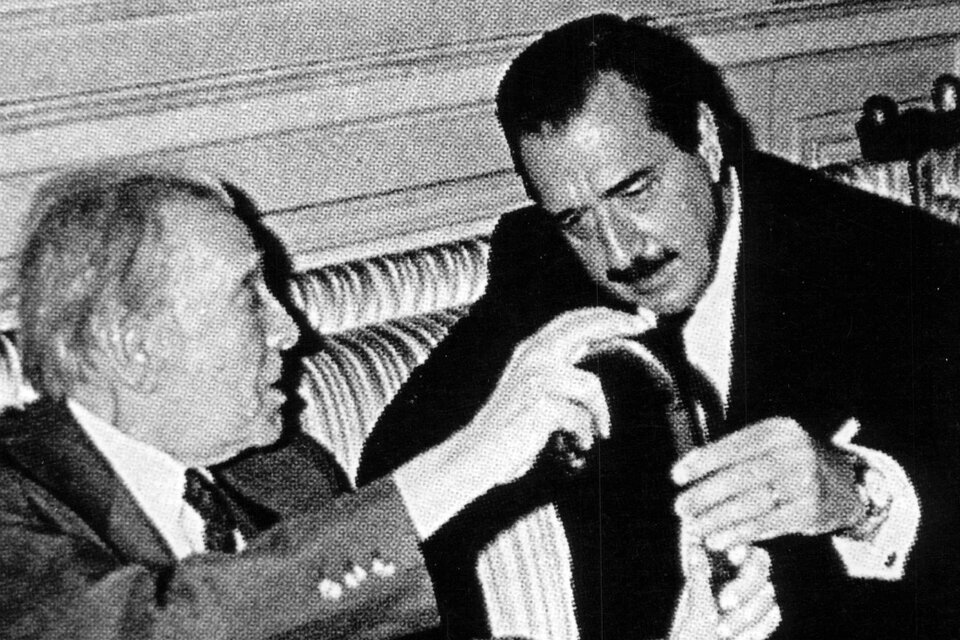 Jorge Luis Borges con el presidente Raúl Alfonsín en 1985.  (Fuente: AGN)