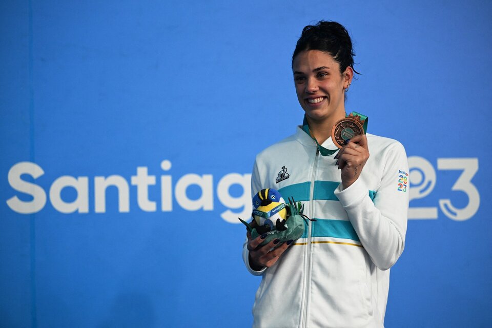Macarena Ceballos celebra en el podio su medalla de bronce