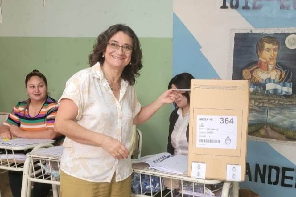 Lucía Corpacci ejerciendo su voto.