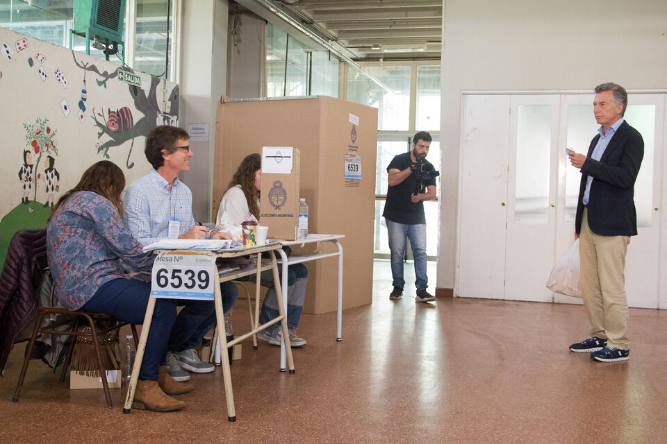 Macri en la fila de la mesa 6539 de la Escuela Lenguas Vivas, donde se coló para votar. (Fuente: Télam)