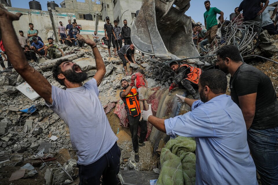 Sacan de os escombros el cuerpo de una niña muerta en Al Shata, Gaza. (Fuente: EFE)