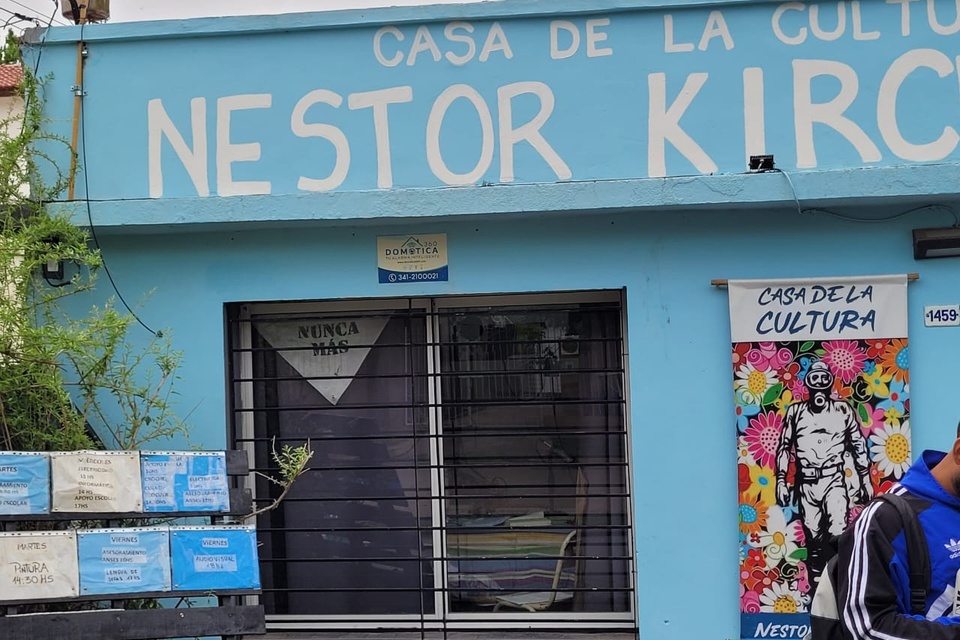Apedrearon el centro cultural y la radio que allí funciona.