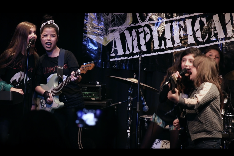 Presentación de una de las bandas de niñas y adolescentes que se formó en la escuela de rock Chicas Amplificadas