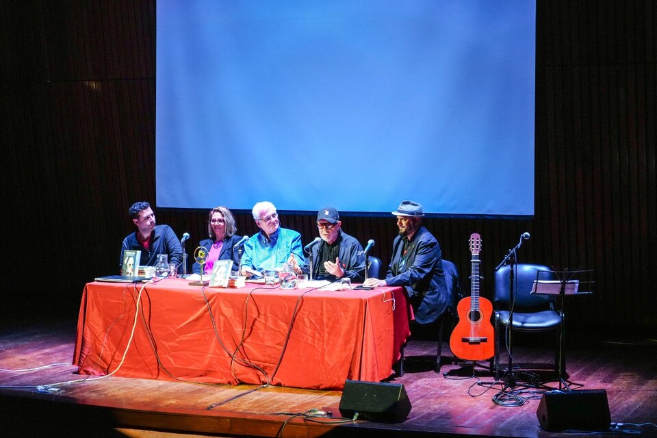 Martín Giménez, Carla Ruiz, el agasajado Ulanovsky, León Gieco y Humphrey Inzillo. 