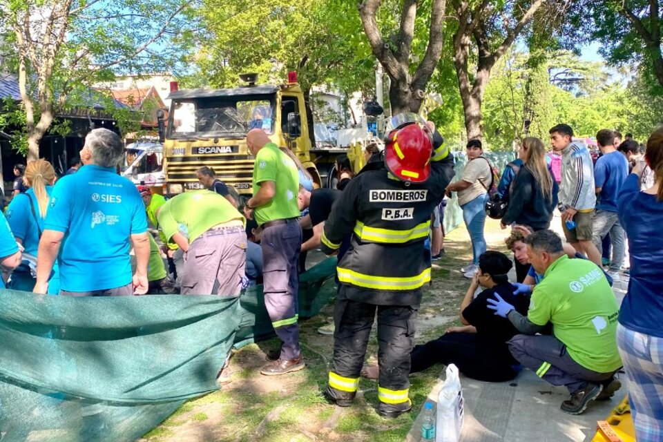 Los bomberos, presentes asistiendo a los damnificados. Imagen: 0221.