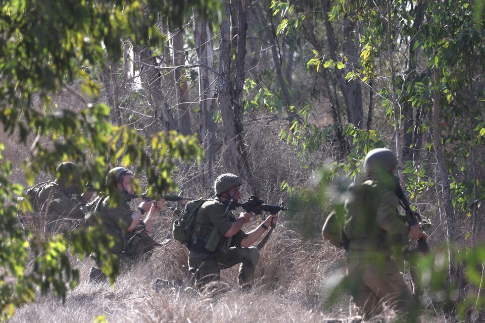 Soldados israelíes patrullan a lo largo de la frontera con el sur de Gaza. (Fuente: EFE)