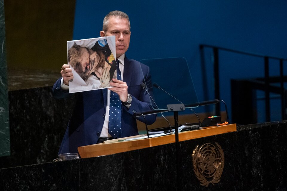 El delegado israelí muestra una foto de una mujer asesinada por Hamas. (Fuente: AFP)