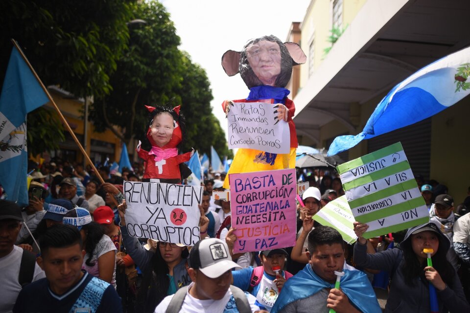 Miles de personas se manifiestan en contra de la corrupción en la Justicia guatemalteca. (Fuente: EFE)