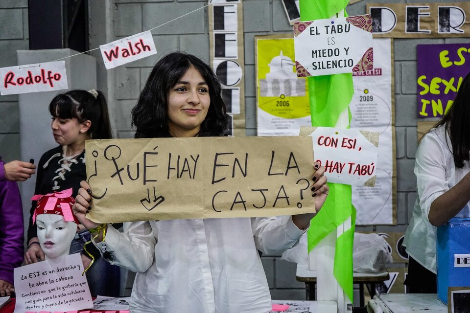 Uno de los stands en los que los chicos exponen por qué es importante la ESI.