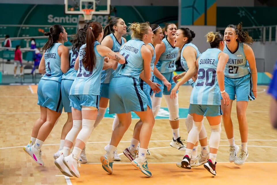 Las chicas del básquet festejan el bronce en Chile. (Fuente: COA)