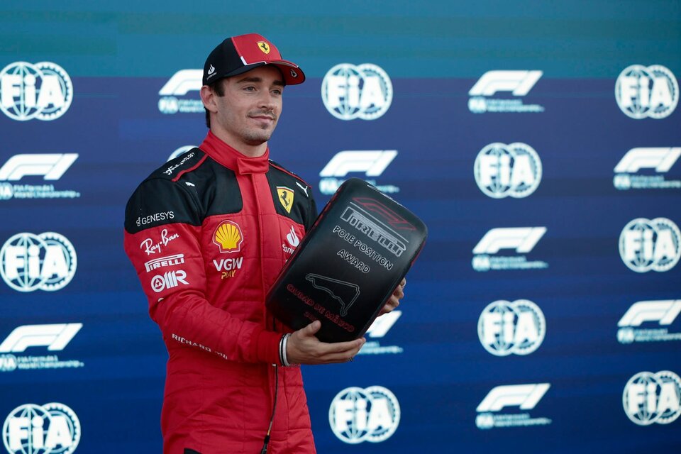 El trofeo que se llevó Leclerc por su pole position (Fuente: AFP)