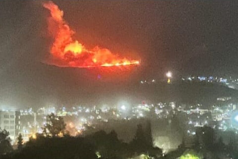 El viento Zonda aviva las llamas de un incendio que se desató anoche en el Pedemonte de Mendoza (Foto: @MATIPASCUALETTI)