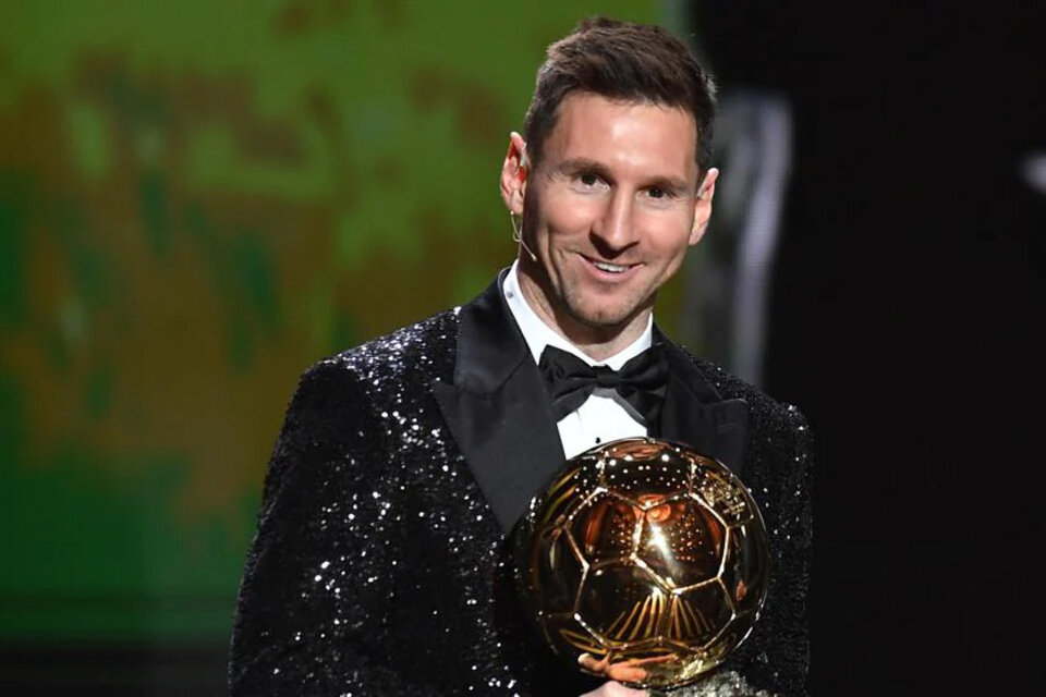 Lionel Messi con su séptimo Balón de Oro, en 2021. (Fuente: AFP)