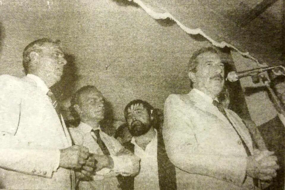 Melchor Posse, Moreau, un asistente y Alfonsín en un acto de campaña.