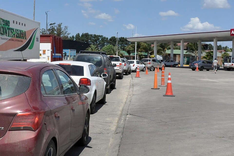 Los faltantes y las largas filas para cargar nafta motivaron la reacción oficial.  (Fuente: NA)