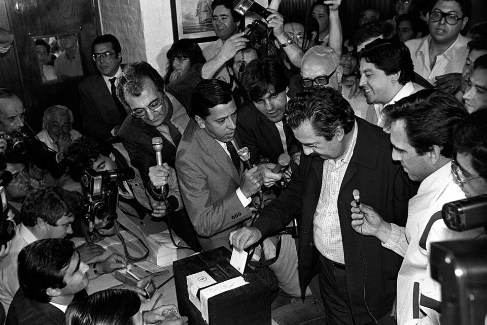 El voto de Raúl Alfonsín en las elecciones del 30 de octubre de 1983. (Fuente: Télam)