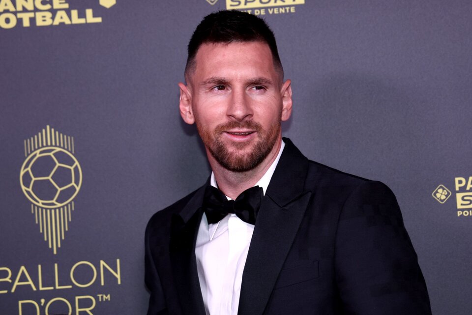 Messi en versión elegante al arribar a la ceremonia llevada a cabo en París (Fuente: EFE)