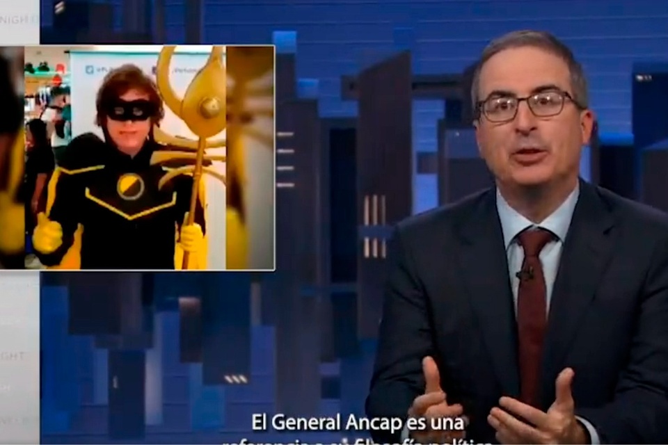 John Oliver dedicó más de siete minutos de su show a ironizar sobre las ideas de Javier Milei.