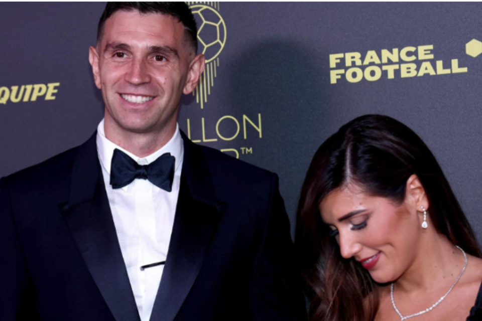 Emiliano Martínez acompañado de su esposa, en el ingreso a la ceremonia del premio al Balón de Oro, en París. (Fuente: AFP)