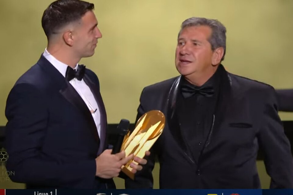 El momento en que el papá del Dibu Martínez le entrega el premio a Mejor Arquero en el Balón de Oro (Fuente: Captura de pantalla)