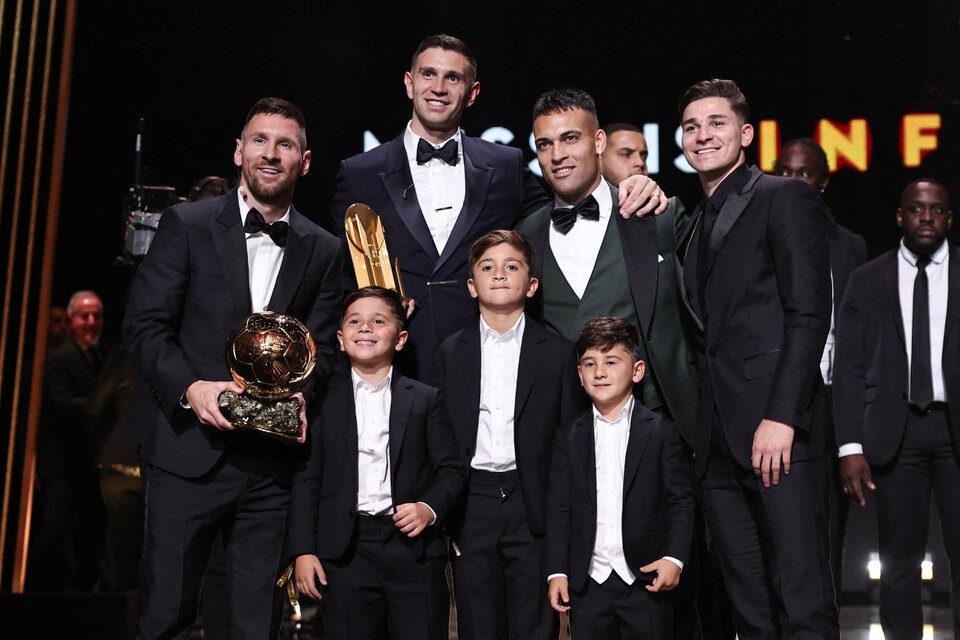 Messi, Dibu, Lautaro y Julián junto a los tres hijos del capitán (Fuente: AFP)