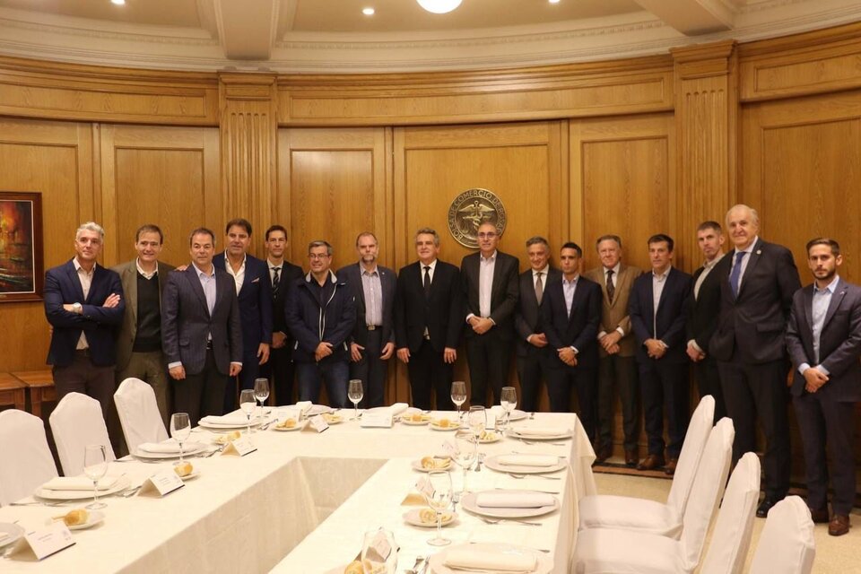 El candidato a vicepresidente Rossi con directivos.