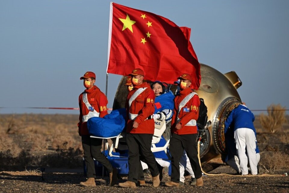 Tres astronautas chinos regresaron a la Tierra tras una misión de cinco meses
