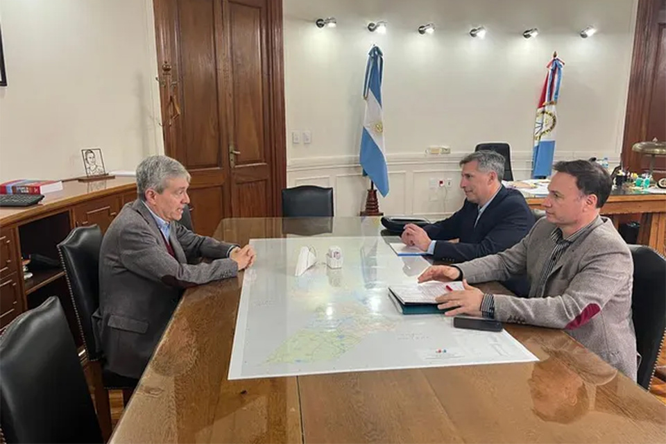El ministro Agosto con su posible sucesor Pablo Olivares y el senador Enrico.