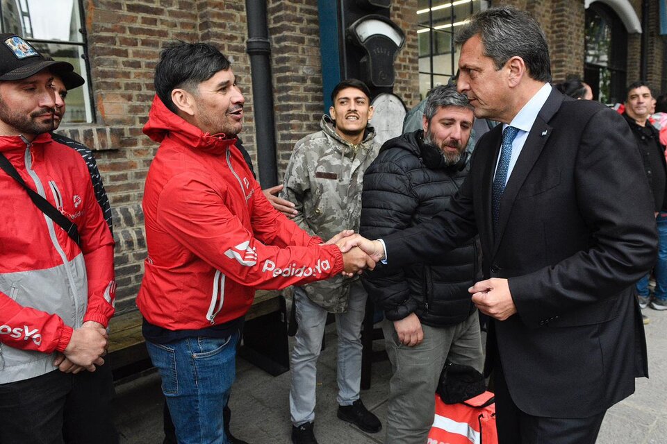 El candidato de UxP, Sergio Massa, durante un encuentro con trabajadores de plataformas de delivery.