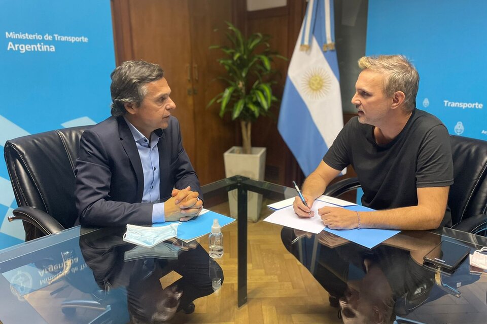 El ministro Diego Giuliano y el concejal Lisandro Cavatorta.