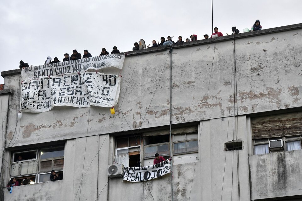 Casa Santa Cruz: las familias resistieron y consiguieron suspender el desalojo (Fuente: Enrique García Medina)