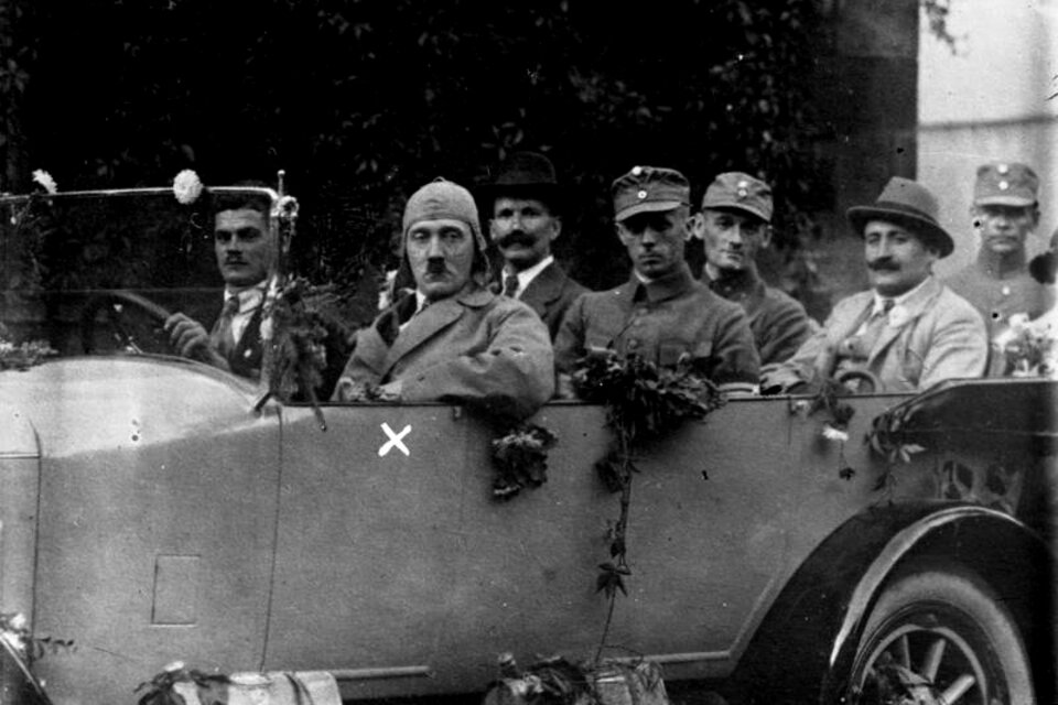 Hitler, en el asiento delantero de un auto, en su época de agitador antes del putsch.  (Fuente: German Federal  Archives/ wikimedia commons)