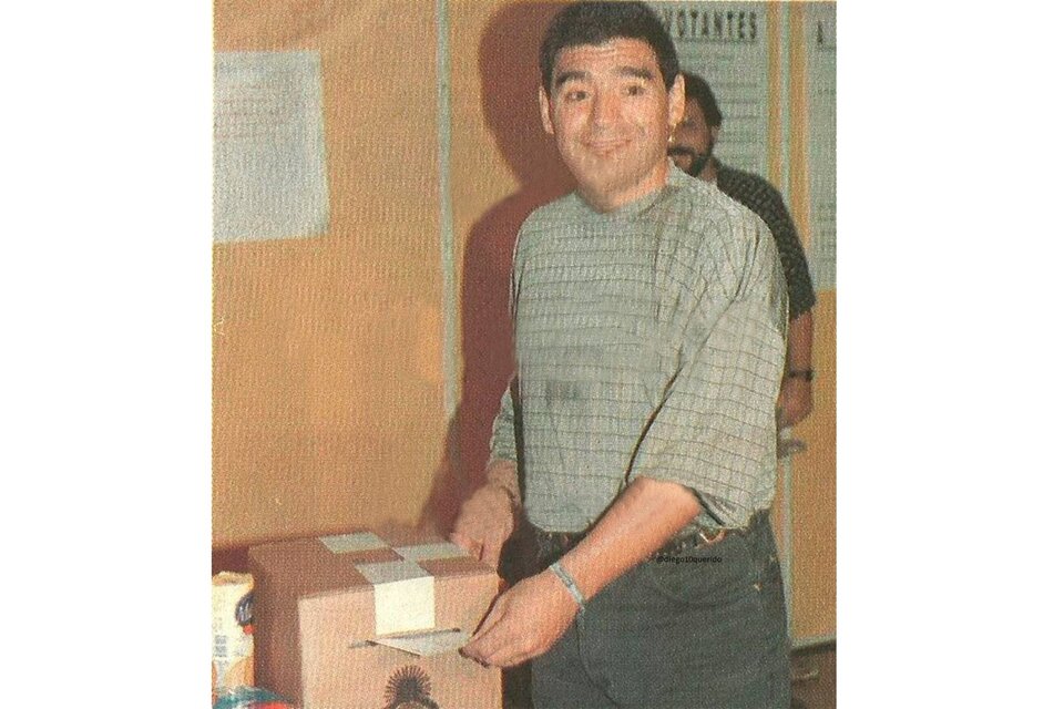 Diego Maradona, en el momento de emitir un voto (Fuente: Twitter)