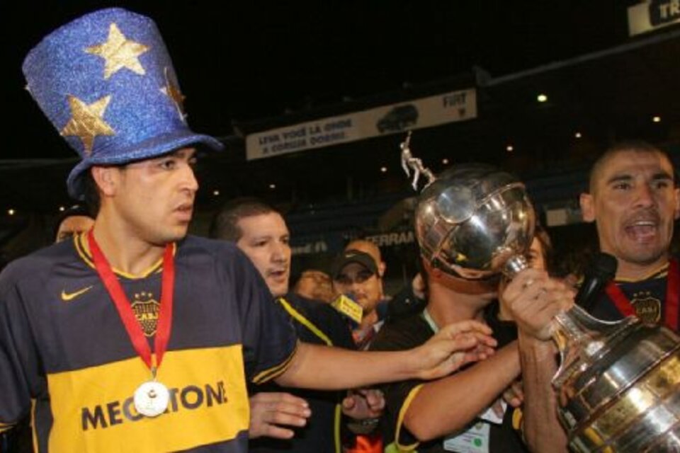 Juan Román Riquelme y el "Cata" Díaz con el trofeo de la Copa Libertadores 2007, la última que ganó Boca.  (Fuente: Fotobaires)