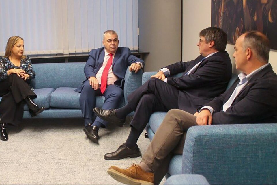 Puigdemont (der.) se reunió con el secretario del PSOE, Cerdán.  (Fuente: EFE)