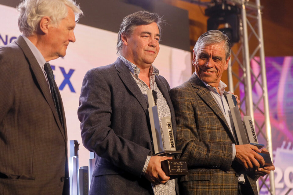 Alejandro Vila y Diego De Mendoza con sus premios Konex.