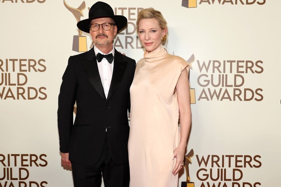 Todd Field y Cate Blanchett, en la cerremonia de los WGA en 2023, por la película nominada "Tár". Imagen: WGA