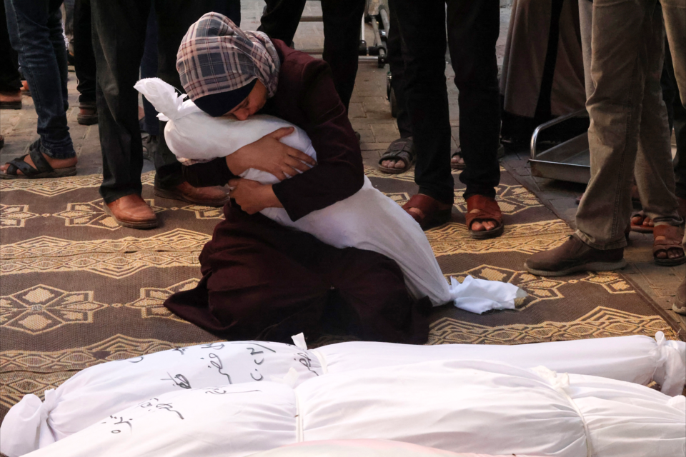 Una mujer llora sobre sobre el cadáver de su hijo después de bombardeos sobre la franja de Gaza. (Fuente: Télam)